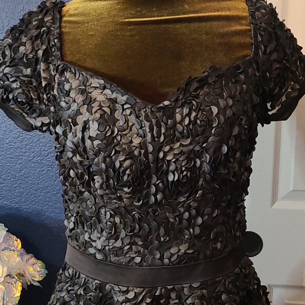 Formal dress - Picture 2 of 6